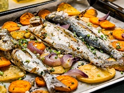 Печена пъстърва със сладки картофи, лук, чесън и ароматни подправки на фурна - снимка на рецептата Печена пъстърва със сладки картофи, лук, чесън и ароматни подправки на фурна - снимка на рецептата
